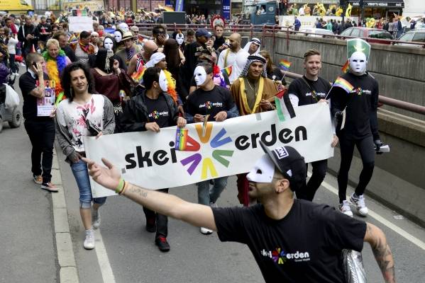 Billedt er taget under Pride-paraden i Oslo og viser medlemmer af Skeiv Verden - en organisation LHBTIQ-personer med minoritetsbaggrund. Flere af dem bærer masker for at skjule deres identitet. Foto: Per Løchen/NTB Scanpix
